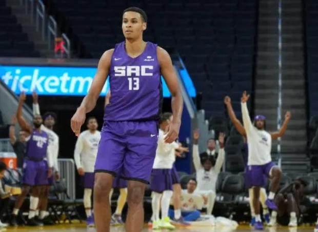 云开体育app下载-《体育画报》：杜欧会留队 尼克斯将全力交易米切尔